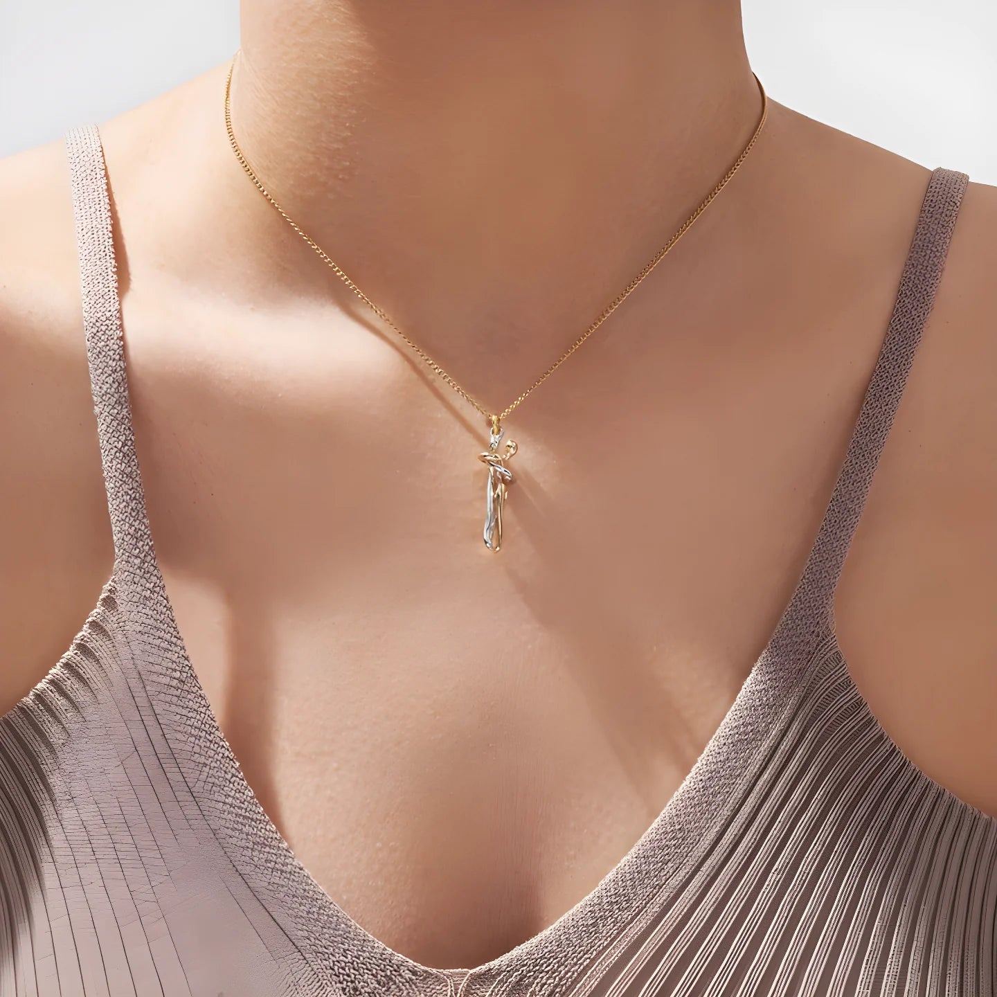 Latus Hug Necklace